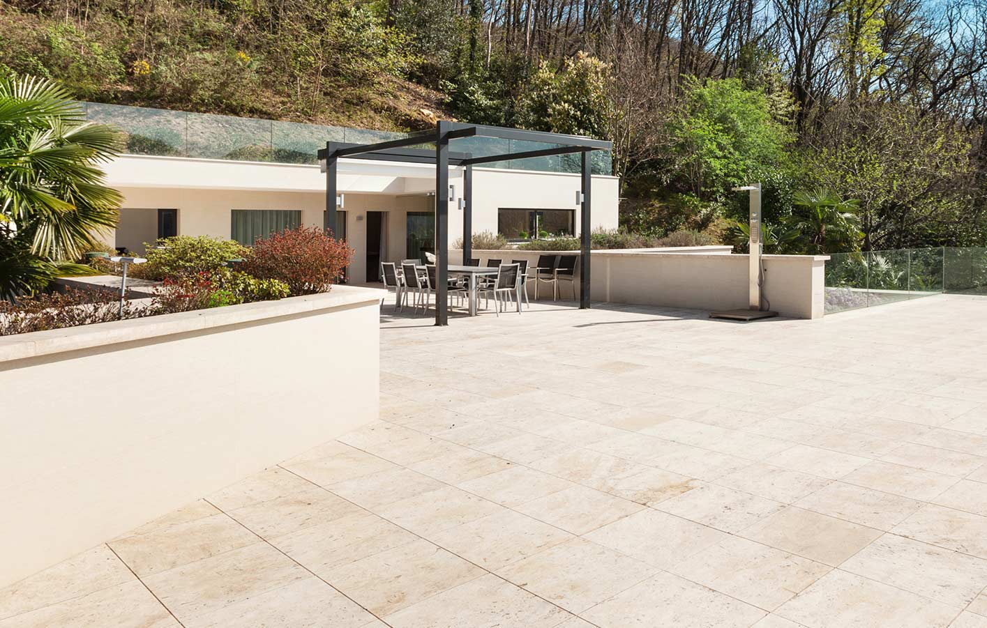 HPL Terrassenplatten für eine moderne Terrassengestaltung große Terrasse aus HPL Terrassenplatten