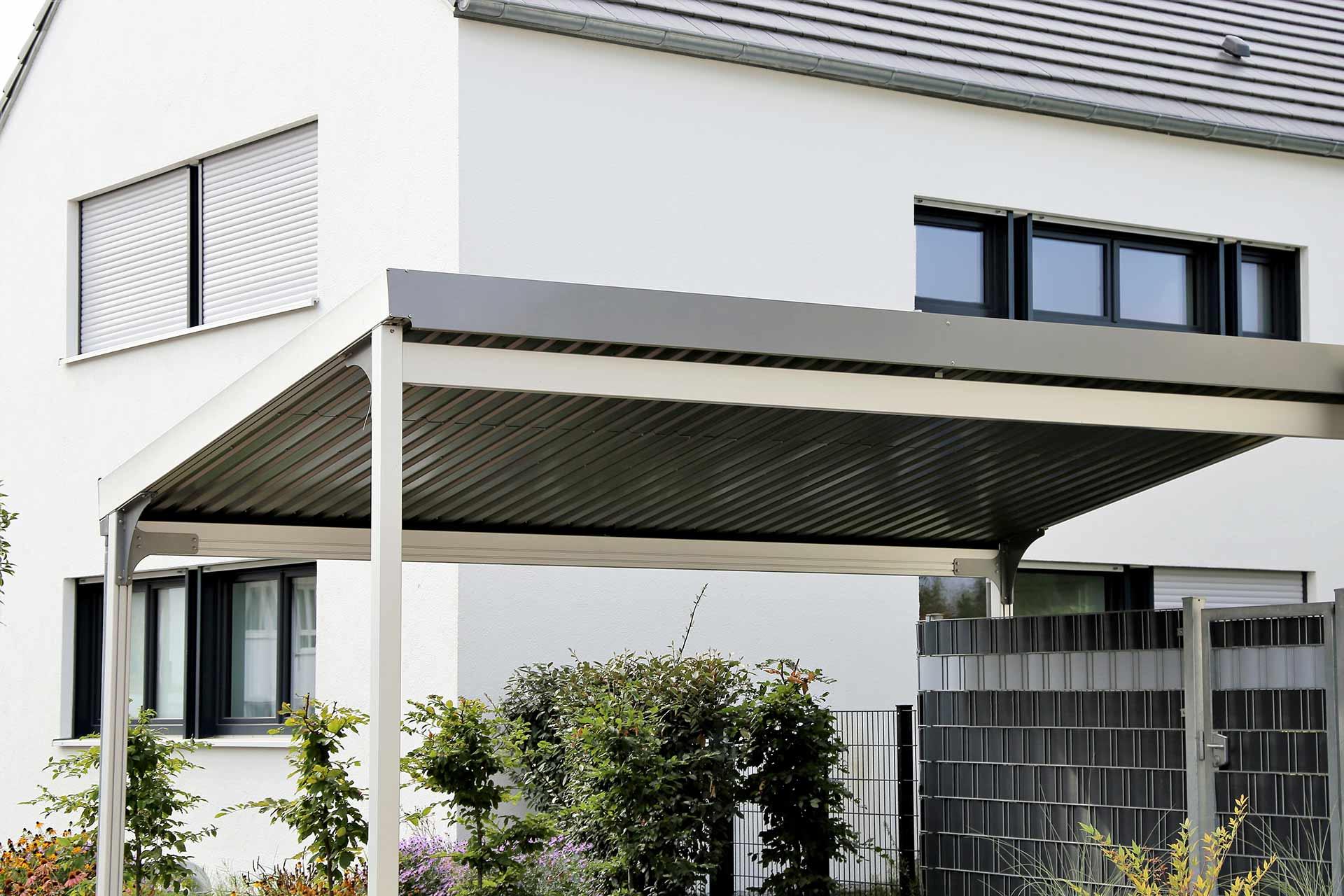 Carportbau und Planung - Service fürs Carport Carport aus Alu am Einfamilienhaus